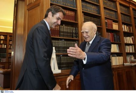 Η αξιολόγηση στο επίκεντρο της συνάντησης Μητσοτάκη-Παπούλια