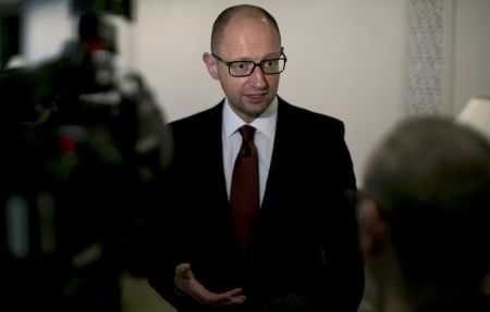 Ουκρανία: Την παραμονή του στην πρωθυπουργία δείχνει ο Γιάτσενιουκ