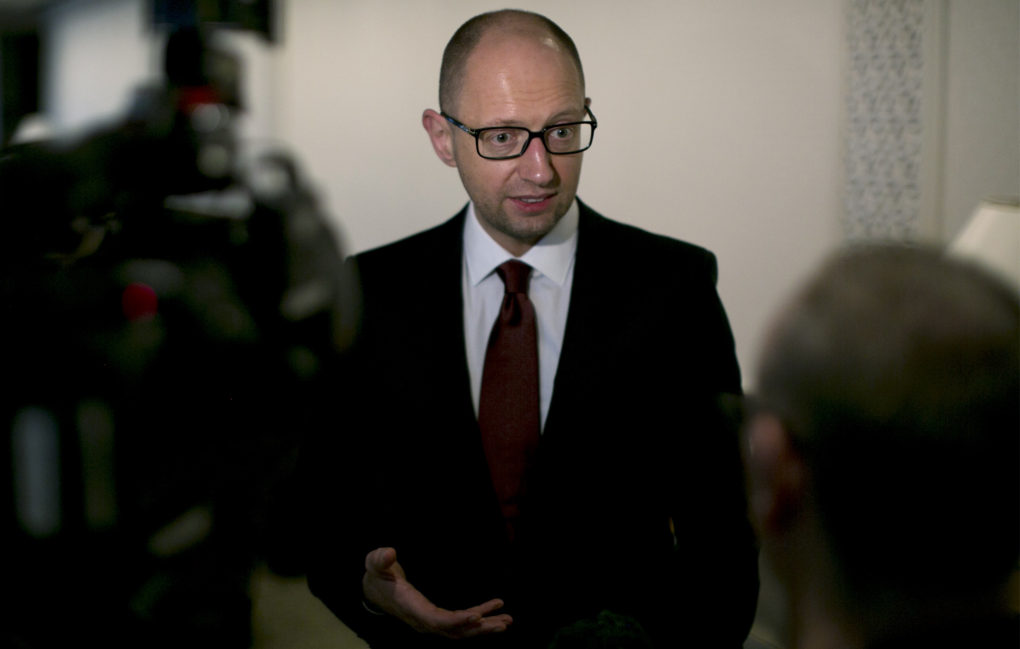 Ουκρανία: Την παραμονή του στην πρωθυπουργία δείχνει ο Γιάτσενιουκ