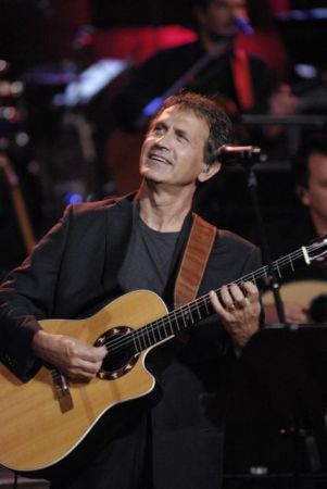 Για την ξενιτιά τραγουδά ο Νταλάρας μαζί με την Εστουδαντίνα