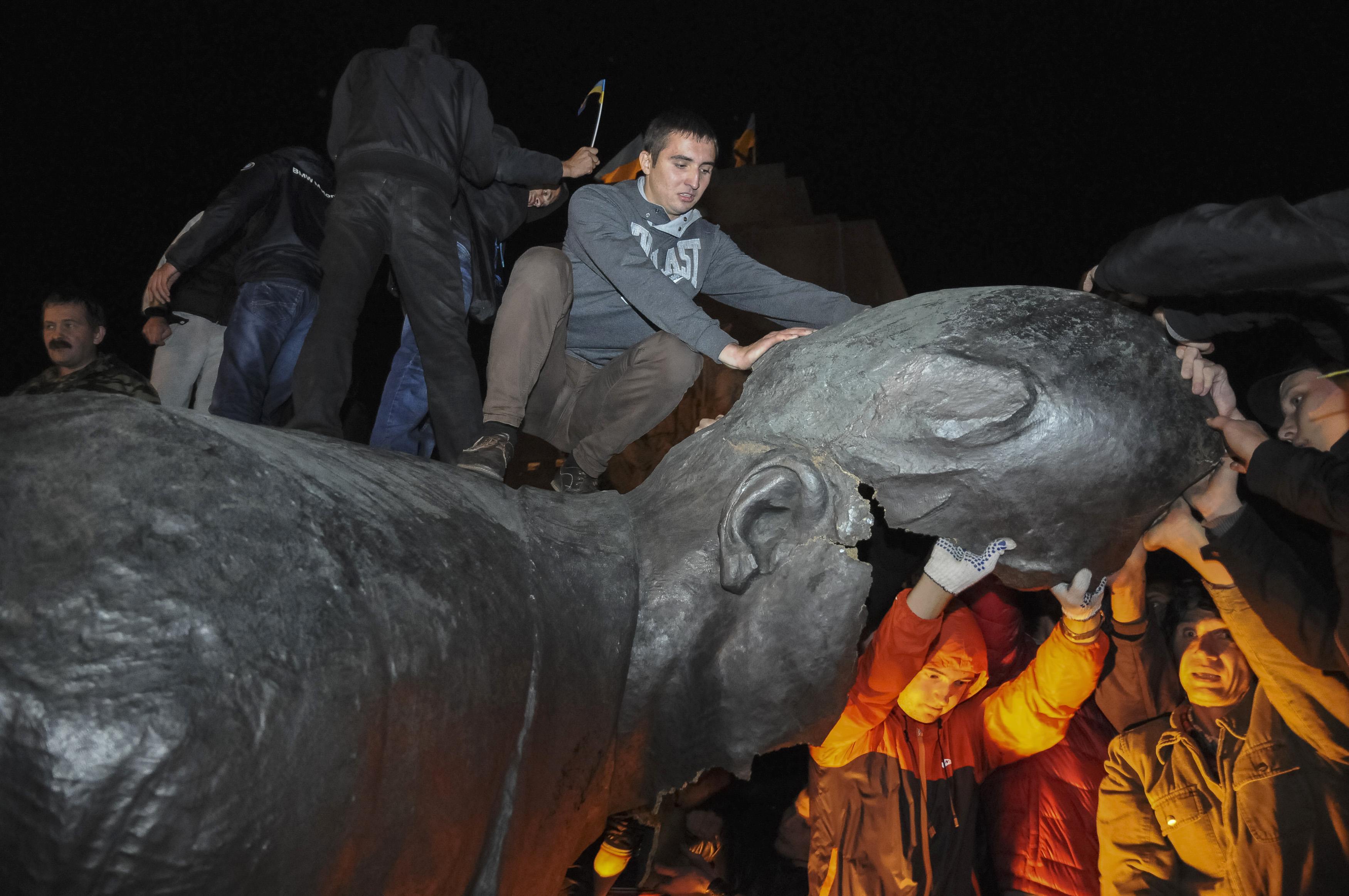 Πλήθος ουκρανών γκρέμισε μεγάλο άγαλμα του Λένιν στο Χάρκοβο