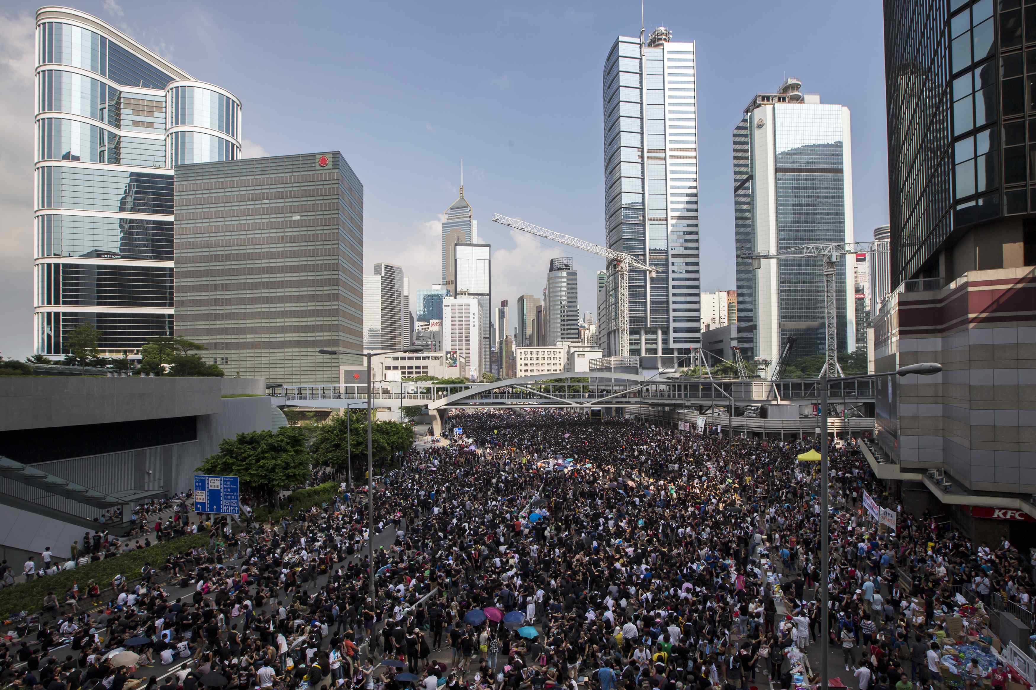 Χονγκ Κονγκ: Χιλιάδες διαδηλωτές στους δρόμους για δεύτερη ημέρα