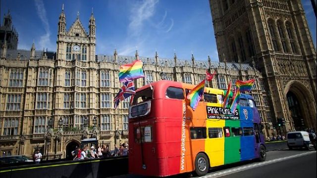 Βρετανία: Το 16% θέλει να κηρυχτεί παράνομο το σεξ μεταξύ ομοφύλων