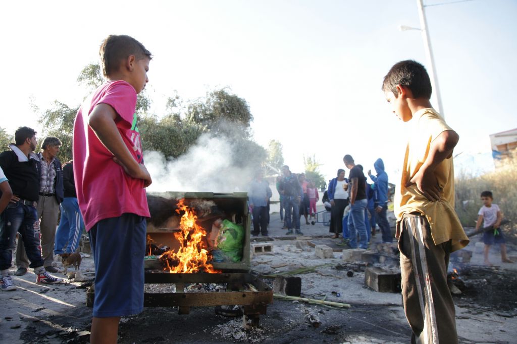 Αναστέλλεται η μετεγκατάσταση των Ρομά Χαλανδρίου