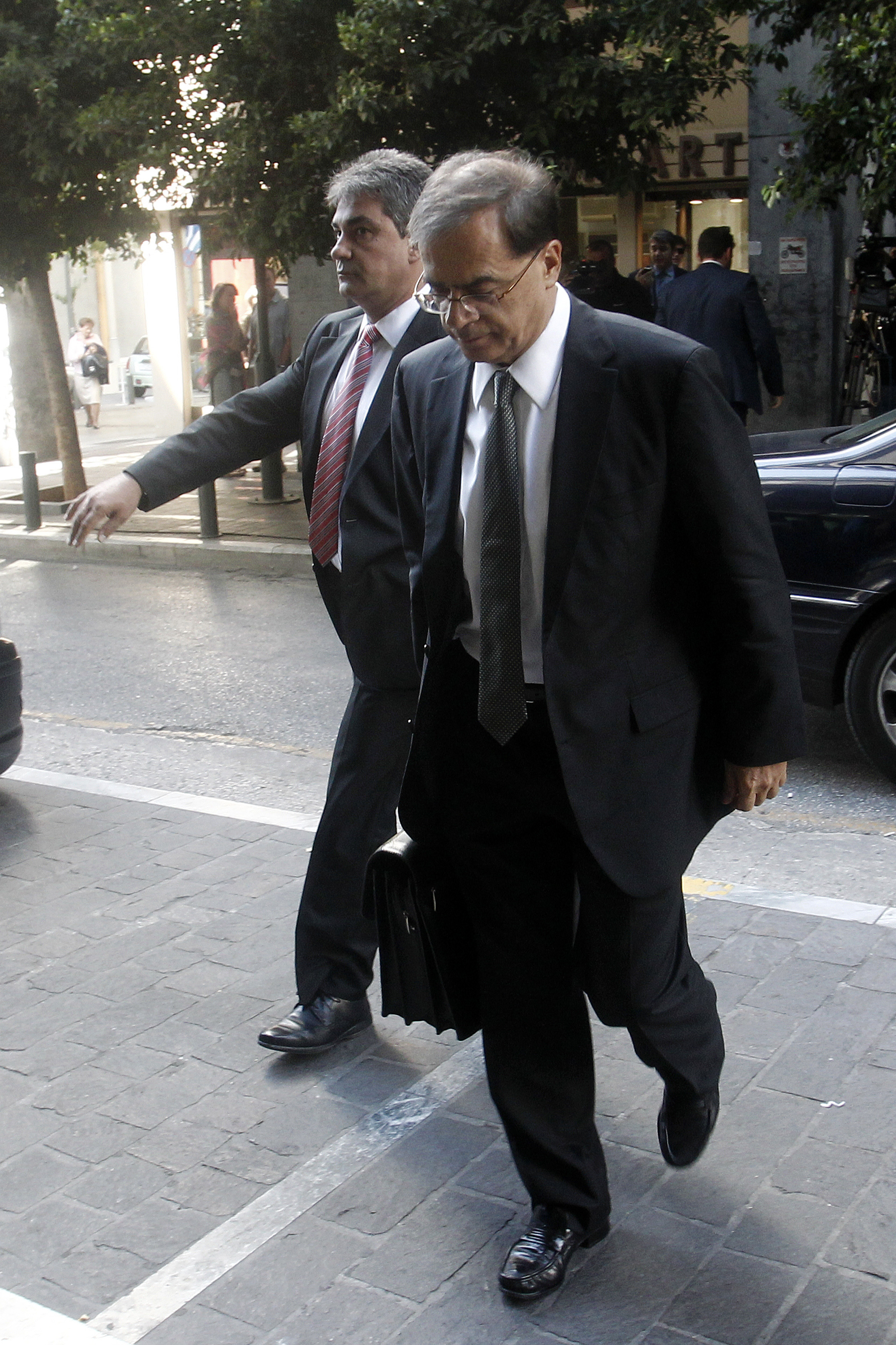 Αναχωρούν με γκρίνια οι επικεφαλής της τρόικας