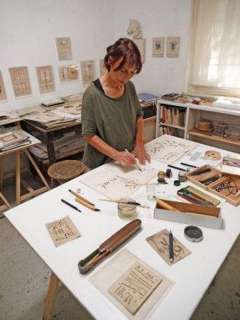 Ειρήνη Γκόνου: Τα χειρόγραφα της τέχνης που διώχνουν το κακό