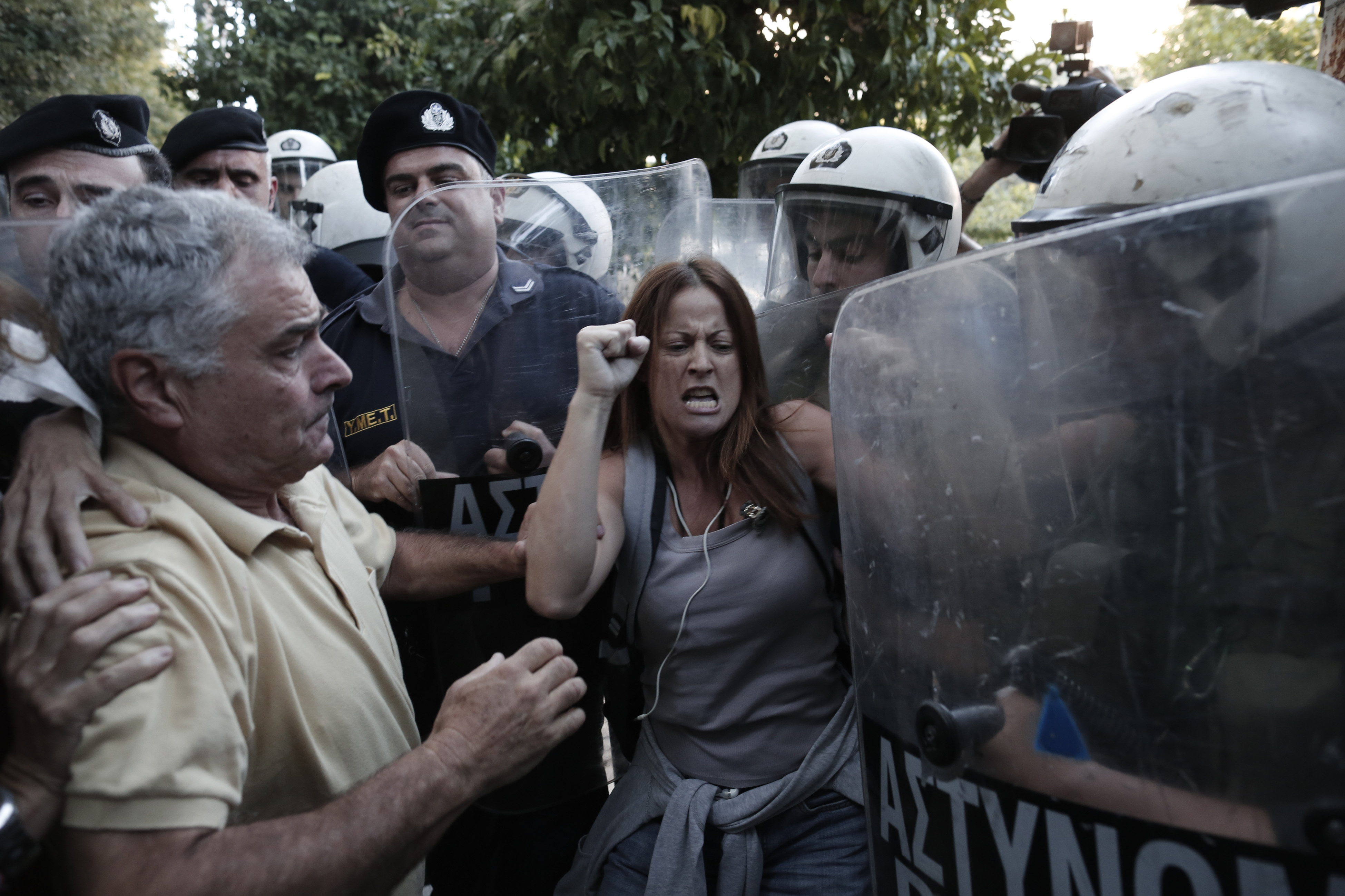 Ενταση ανάμεσα σε ΜΑΤ και εκπαιδευτικούς έξω από το Μαξίμου