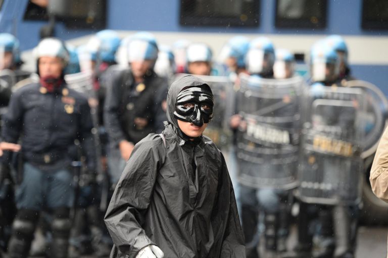 Νάπολη: Συγκρούσεις διαδηλωτών – αστυνομίας με φόντο την ΕΚΤ | tovima.gr