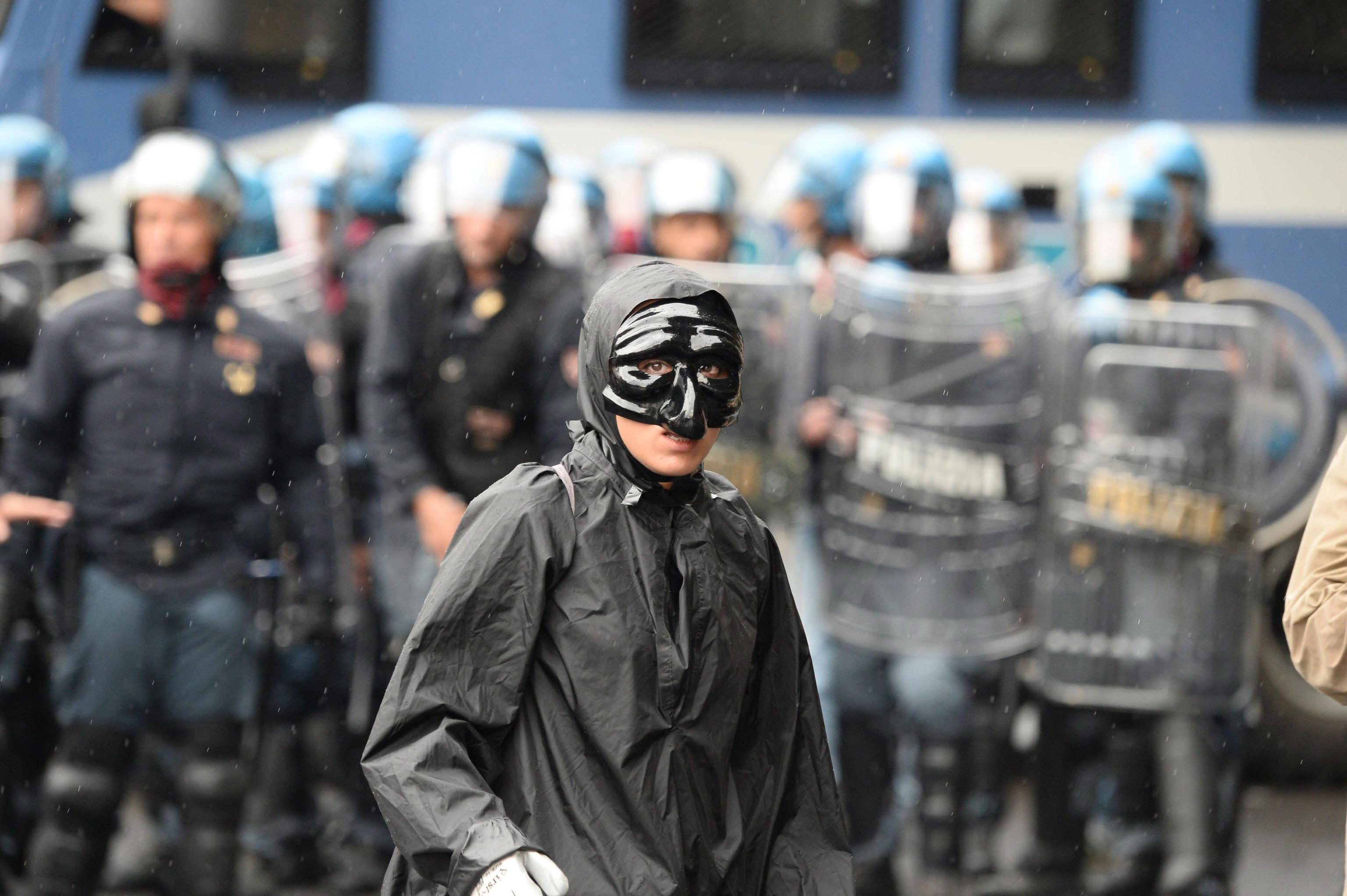 Νάπολη: Συγκρούσεις διαδηλωτών – αστυνομίας με φόντο την ΕΚΤ