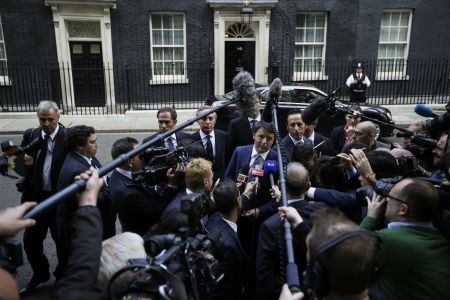 Ρέντσι σε Μέρκελ:Είμαι με την Γαλλία, μην μας μεταχειρίζεστε σαν μαθητούδια