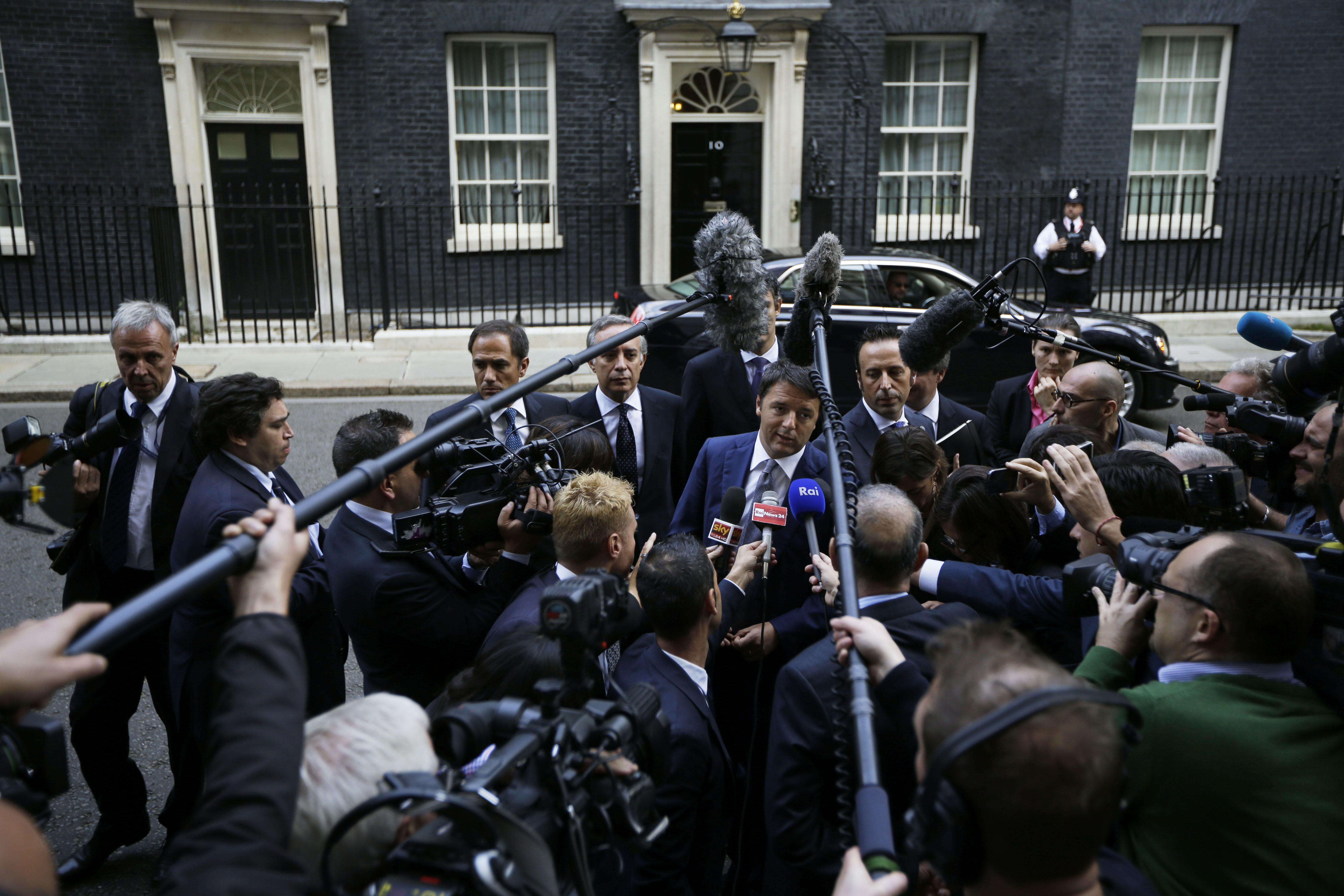 Ρέντσι σε Μέρκελ:Είμαι με την Γαλλία, μην μας μεταχειρίζεστε σαν μαθητούδια