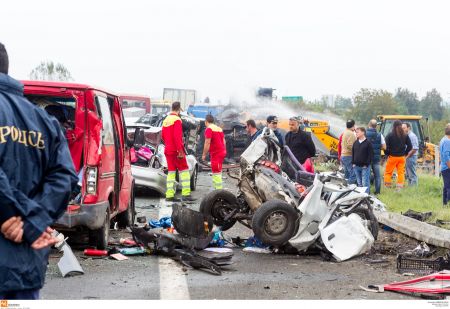 Καραμπόλα με πέντε νεκρούς και τριάντα τραυματίες στην Εγνατία Οδό κοντά στη Βέροια