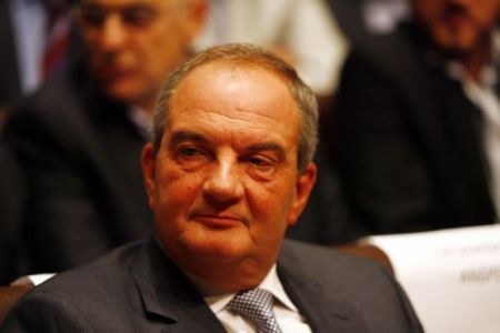 Δεν εγκαταλείπει την παράταξη ο Καραμανλής