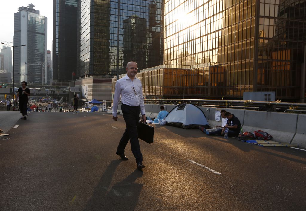 Χονγκ Κονγκ: Ξαναλειτουργούν οι υπηρεσίες – λιγοστεύουν οι διαδηλωτές