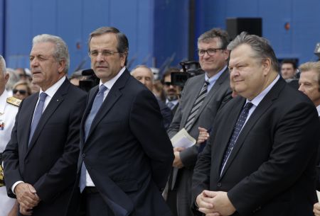 Δημ. Αβραμόπουλος : Είμαι επίτροπος, απαντά στην προεδρολογία