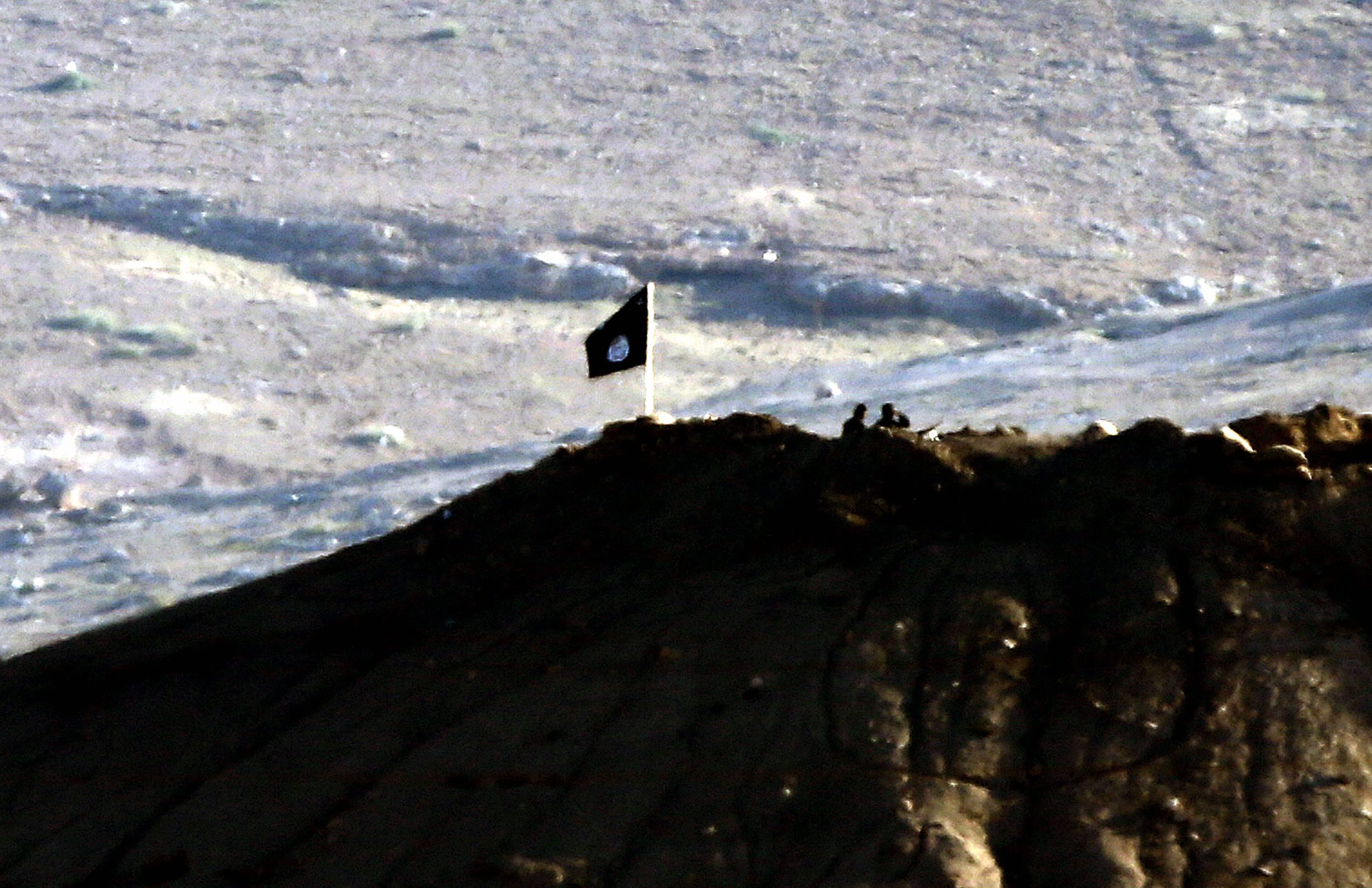 Υψώνονται οι μαύρες σημαίες των τζιχαντιστών στο Κομπανί