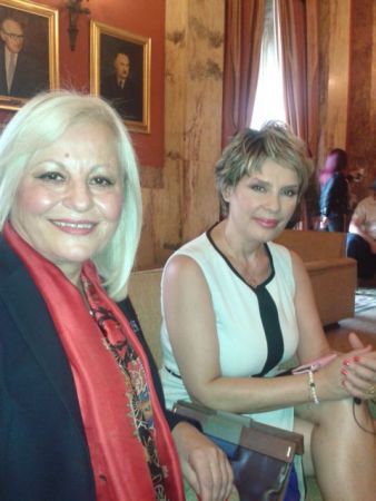 Μοίρασε… μαργαριτάρια στη Βουλή