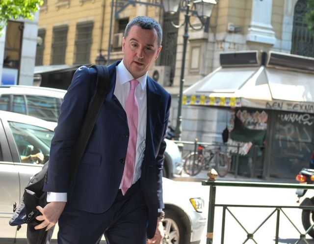 Ο Ντέκλαν Κοστέλο στηρίζει… Ευκλείδη