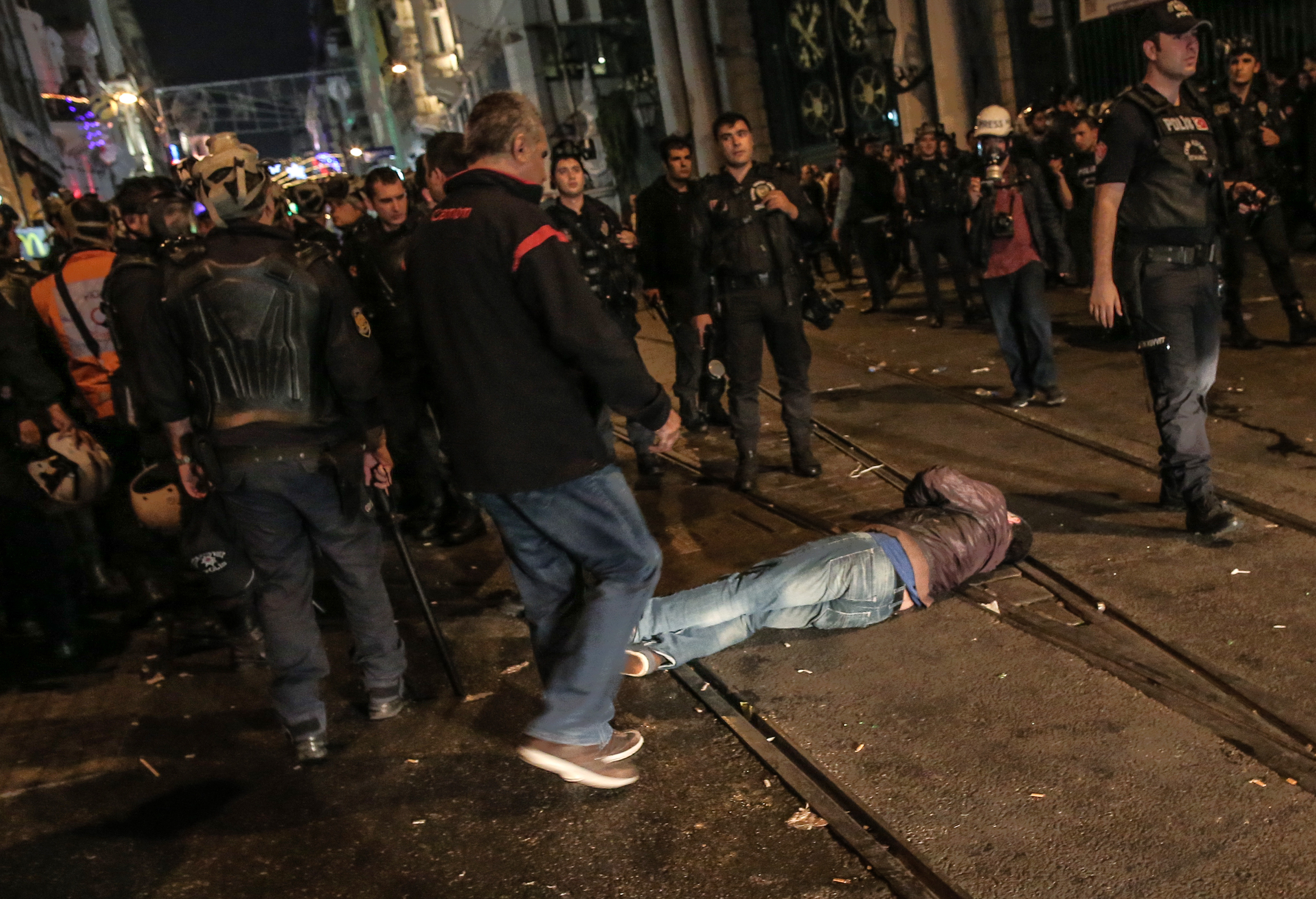 Κωνσταντινούπολη: Συγκρούσεις κούρδων διαδηλωτών και αστυνομίας – 21 οι νεκροί στην Τουρκία