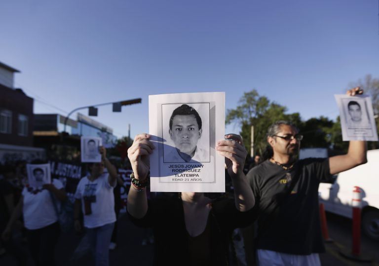 Xιλιάδες Μεξικανοί διαδήλωσαν για τους εξαφανισμένους φοιτητές | tovima.gr