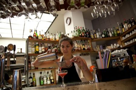 Νέο ωράριο στα μπαρ της Αθήνας που παίζουν μουσική