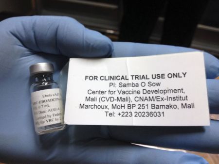 Ορός κατά του Έμπολα σε λίγες εβδομάδες, εμβόλια «από τον Ιανουάριο»