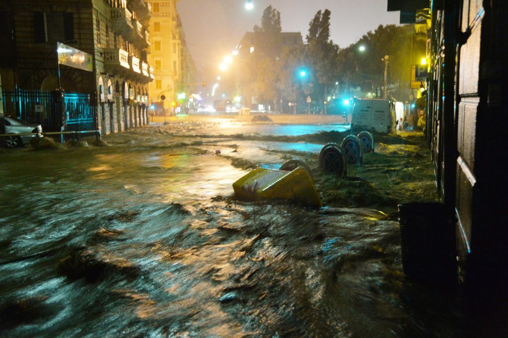 Ενας νεκρός και μπλακ άουτ από καταστροφικές πλημμύρες στη Γένοβα