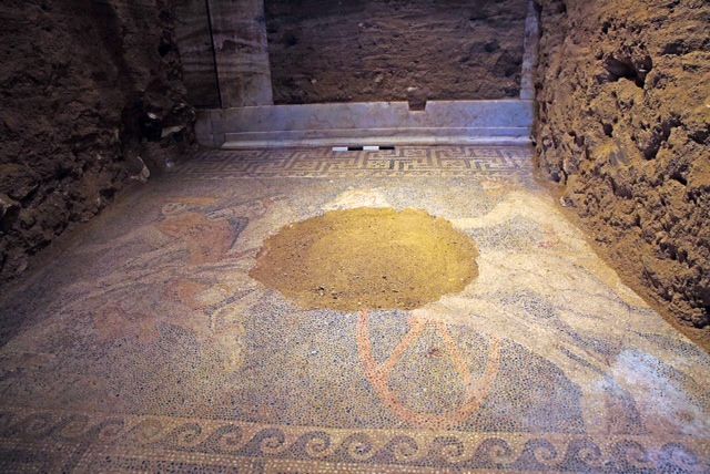 Amphipolis tomb: Impressive mosaic uncovered in second chamber | tovima.gr