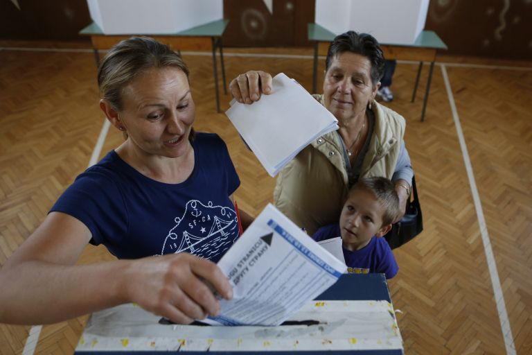 Ανοιξαν οι κάλπες των βουλευτικών εκλογών στη Βοσνία-Ερζεγοβίνη | tovima.gr