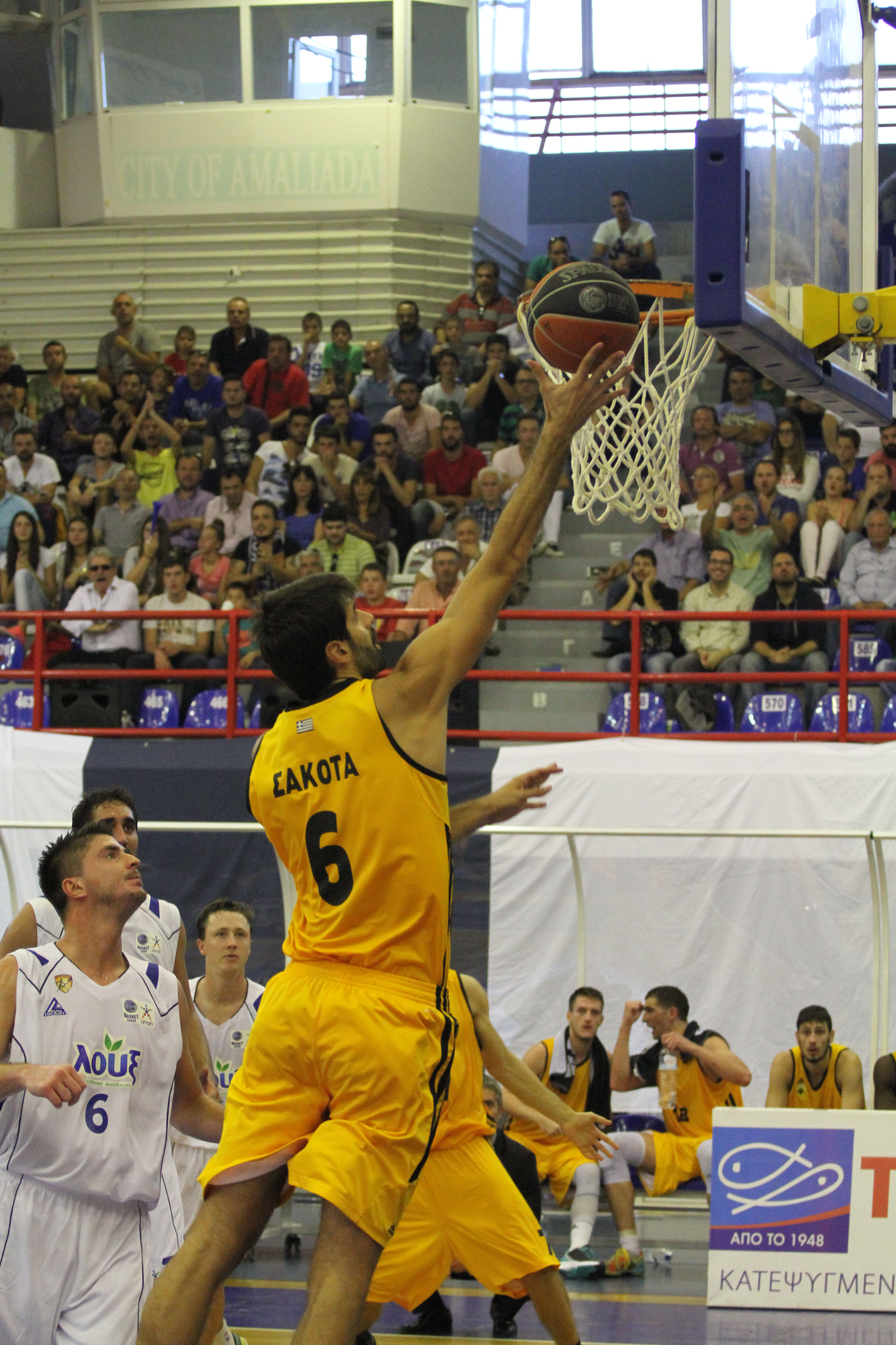 Στα γήπεδα και στην TV