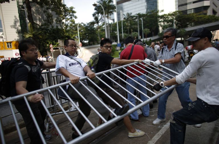 Χονγκ Κονγκ: Πολίτες ξηλώσαν τα οδοφράγματα των διαδηλωτών | tovima.gr