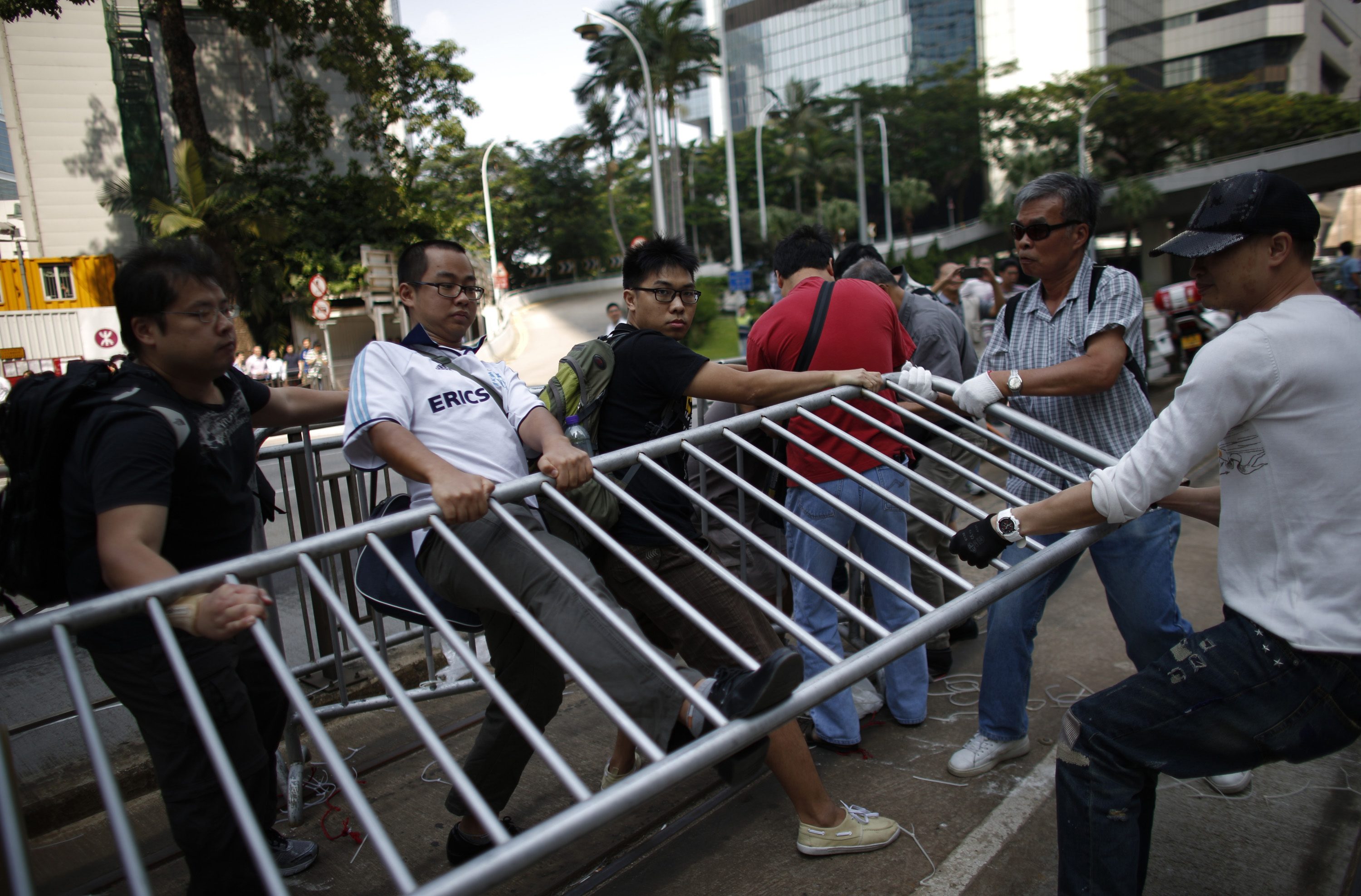 Χονγκ Κονγκ: Πολίτες ξηλώσαν τα οδοφράγματα των διαδηλωτών