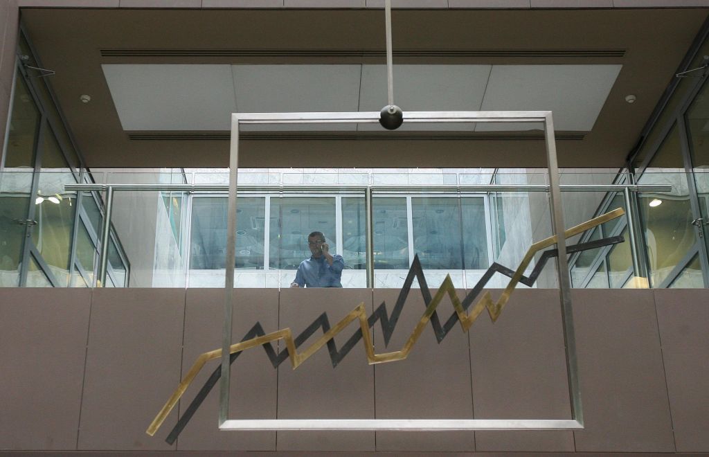 Η αγωνία για την επόμενη ημέρα έστειλε το Χρηματιστήριο κάτω από τις 1000 μονάδες και τα spreads στα ύψη