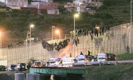 Εκατοντάδες μετανάστες επιχείρησαν να καταλάβουν νταλίκες στο λιμάνι του Καλέ