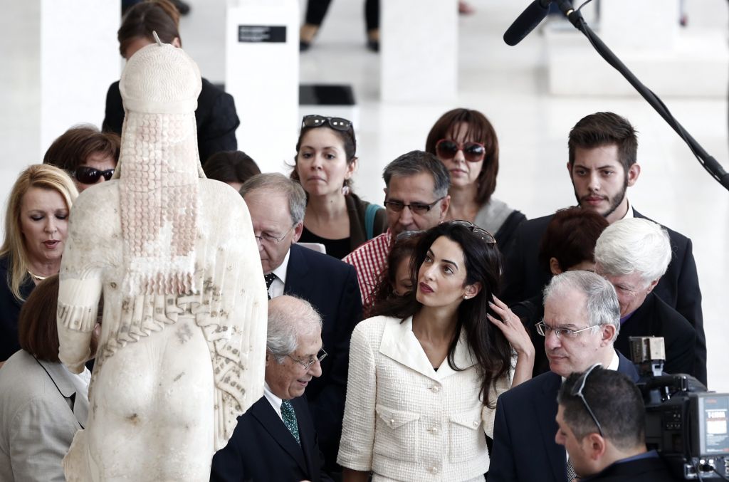 Daily Mail: «Οι Κλούνεϊ να περιοριστούν στις φωτογραφίσεις τους και να αφήσουν τα “Ελγίνεια”»