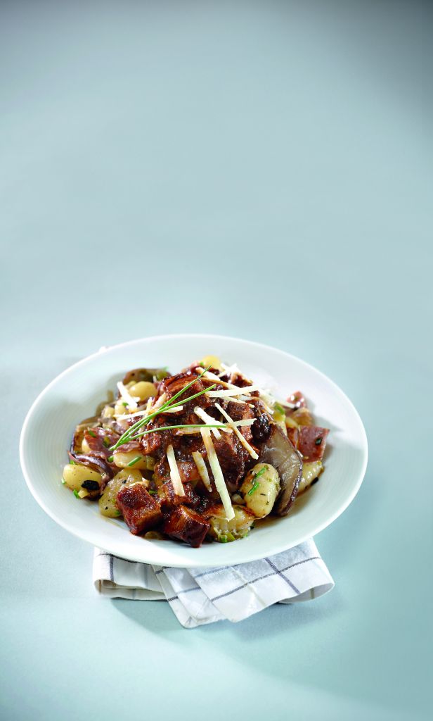 Μοσχαρίσια ουρά μπρεζέ με νιόκι