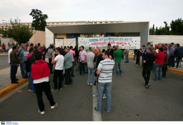 Εργαζόμενοι απέκλεισαν την κεντρική πύλη των Ναυπηγείων Ελευσίνας
