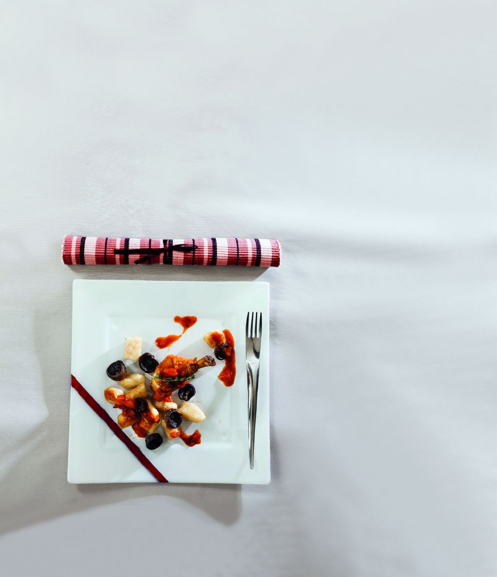 Κόκορας κρασάτος με μανιτάρια, νιόκι πατάτας και ξερή μυζήθρα