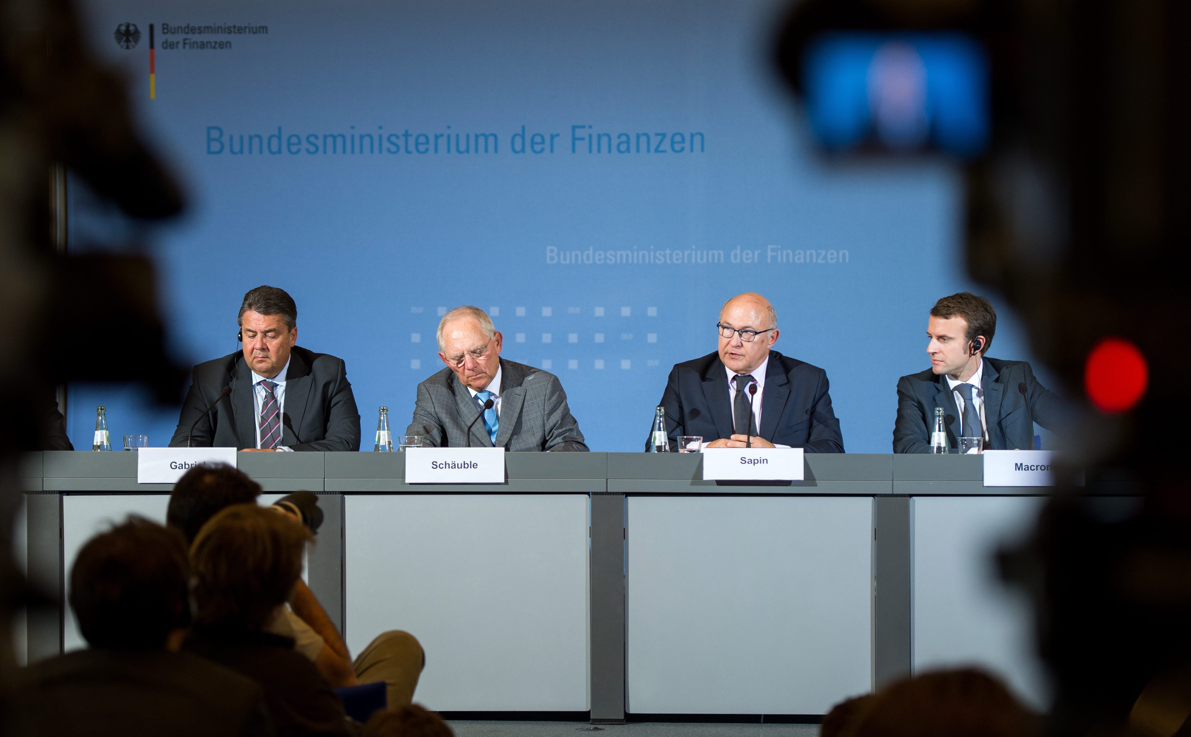 Deutsche Welle: Γαλλογερμανικές εξαγγελίες υπέρ της ανάπτυξης