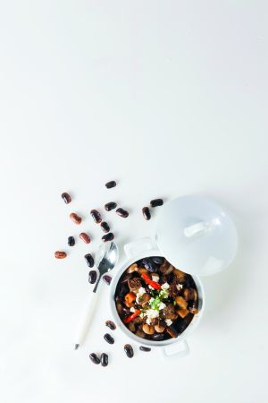 Καυτερή φασολάδα με καβουρμά και βουβαλίσια φέτα