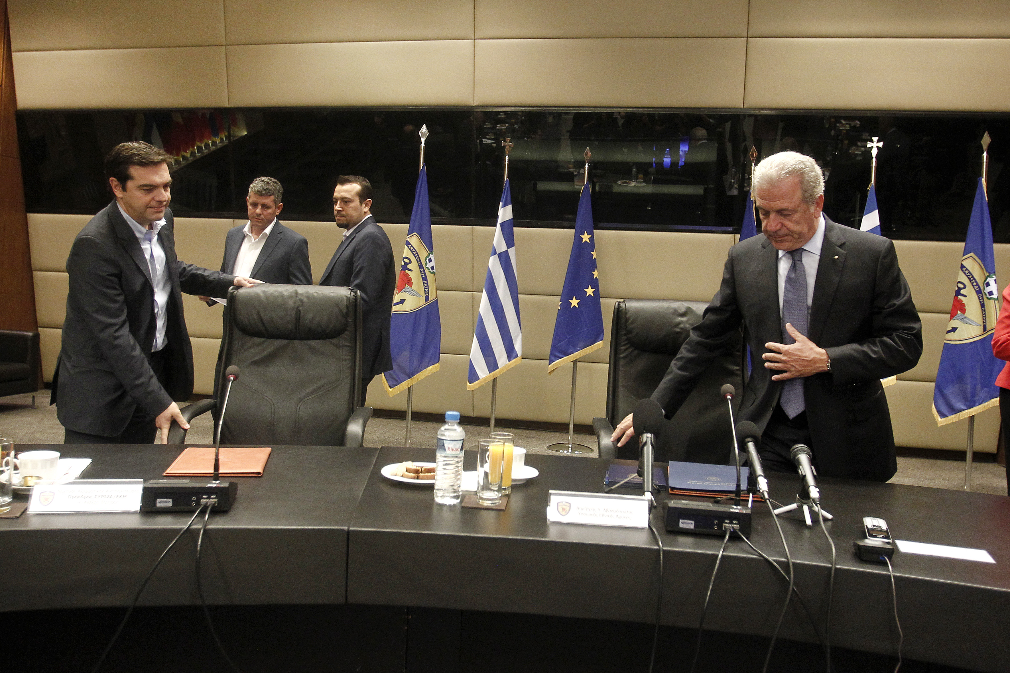 Με τιμές υποδέχθηκε τον Αλ. Τσίπρα στο υπουργείο Αμυνας ο Δ. Αβραμόπουλος