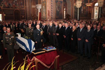 Πλήθος κόσμου στην κηδεία του Γιάννη Χαραλαμπόπουλου