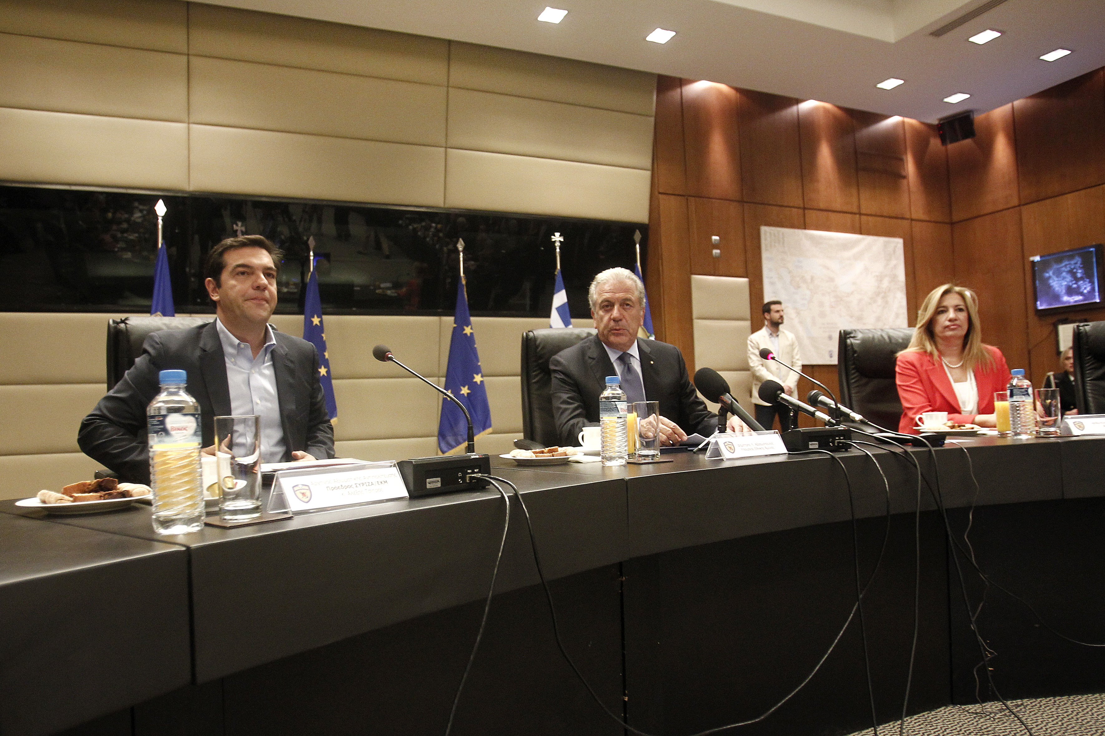 Με τιμές η υποδοχή Τσίπρα στο υπουργείο Εθνικής Άμυνας