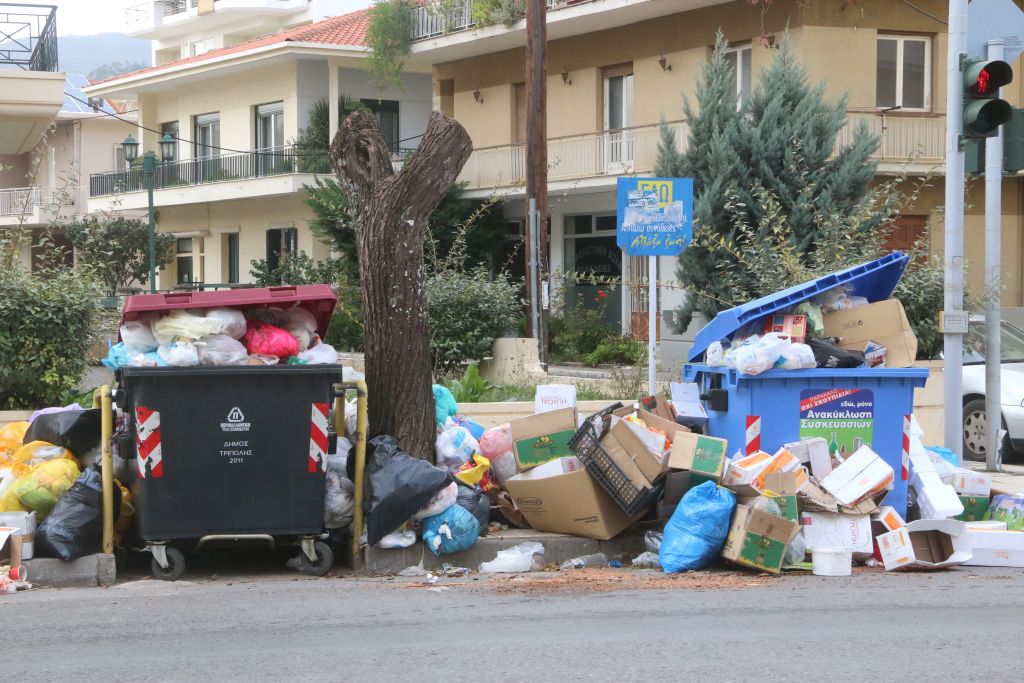 Εκ νέου σε κατάσταση έκτακτης ανάγκης η Τρίπολη λόγω σκουπιδιών