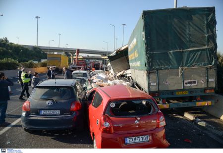Καραμπόλα έξι αυτοκινήτων λόγω βροχής στη λεωφόρο Κηφισού