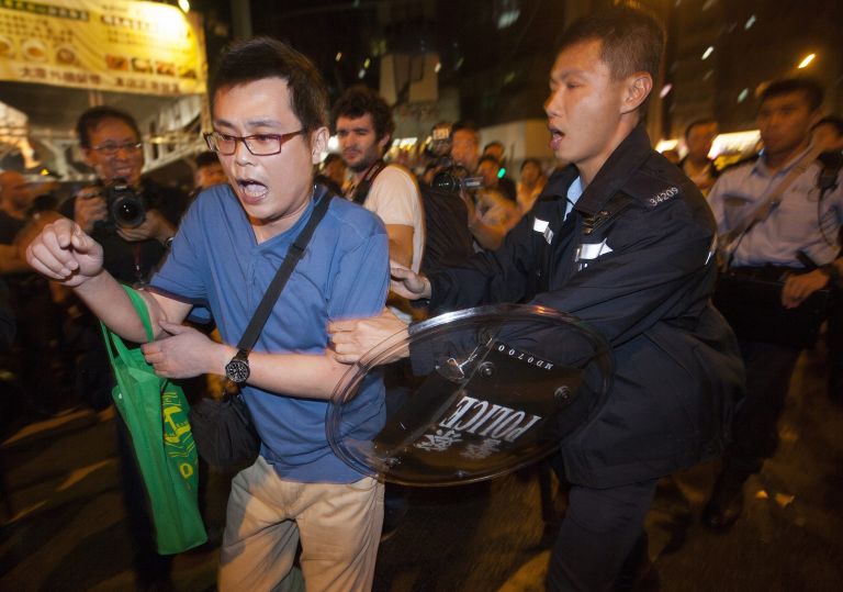 Χονγκ Κονγκ: Οκτώ συλλήψεις σε συμπλοκές αστυνομίας-διαδηλωτών | tovima.gr
