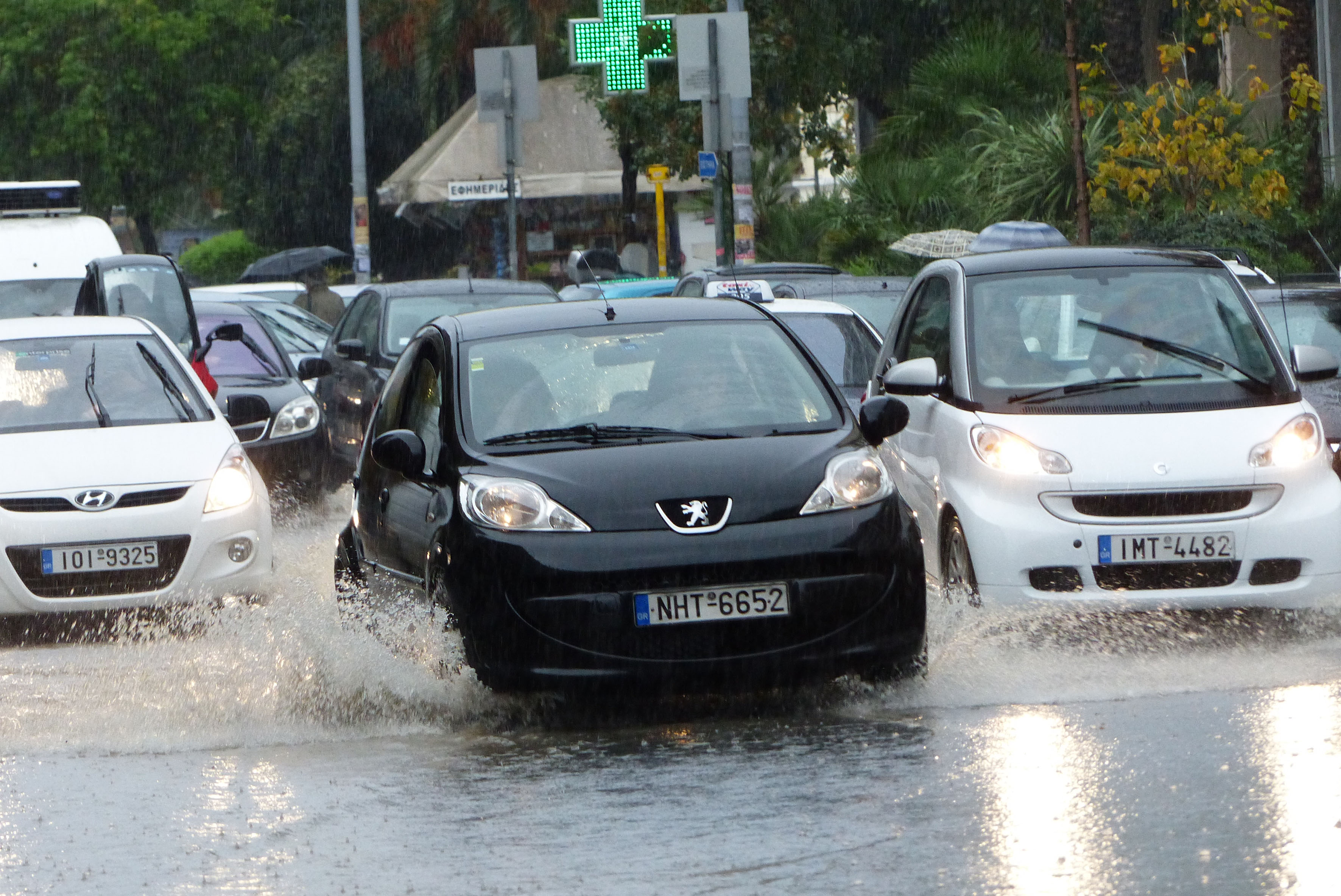 Μεγάλα προβλήματα από τη βροχή σε Θεσσαλονίκη και Γύθειο