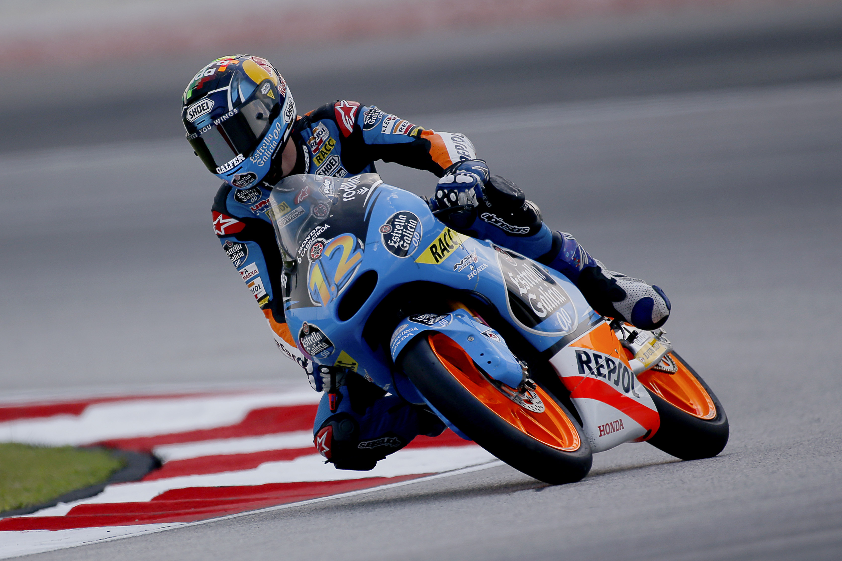 Στα γήπεδα και στην TV