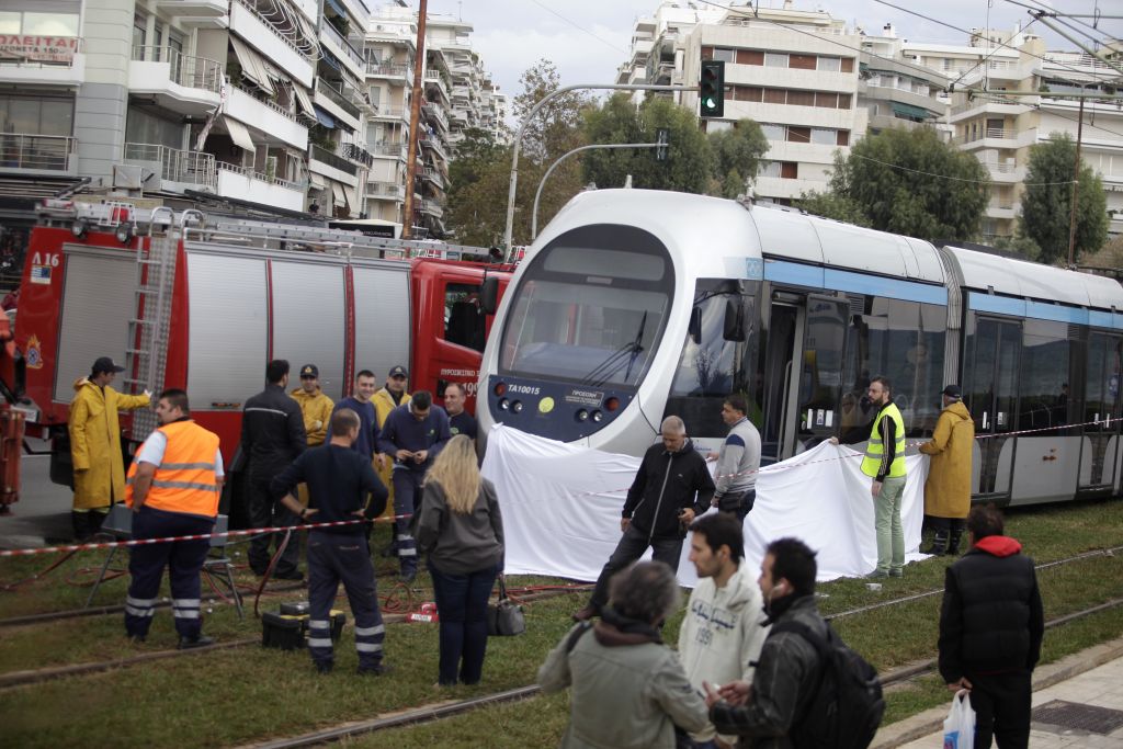 Απεγκλωβισμός ηλικιωμένης από τις γραμμές του Τραμ