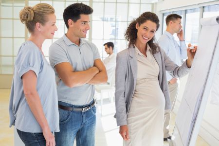 Το μισθολογικό κόστος μειώνεται, αλλά οι εργοδότες δεν κάνουν προσλήψεις